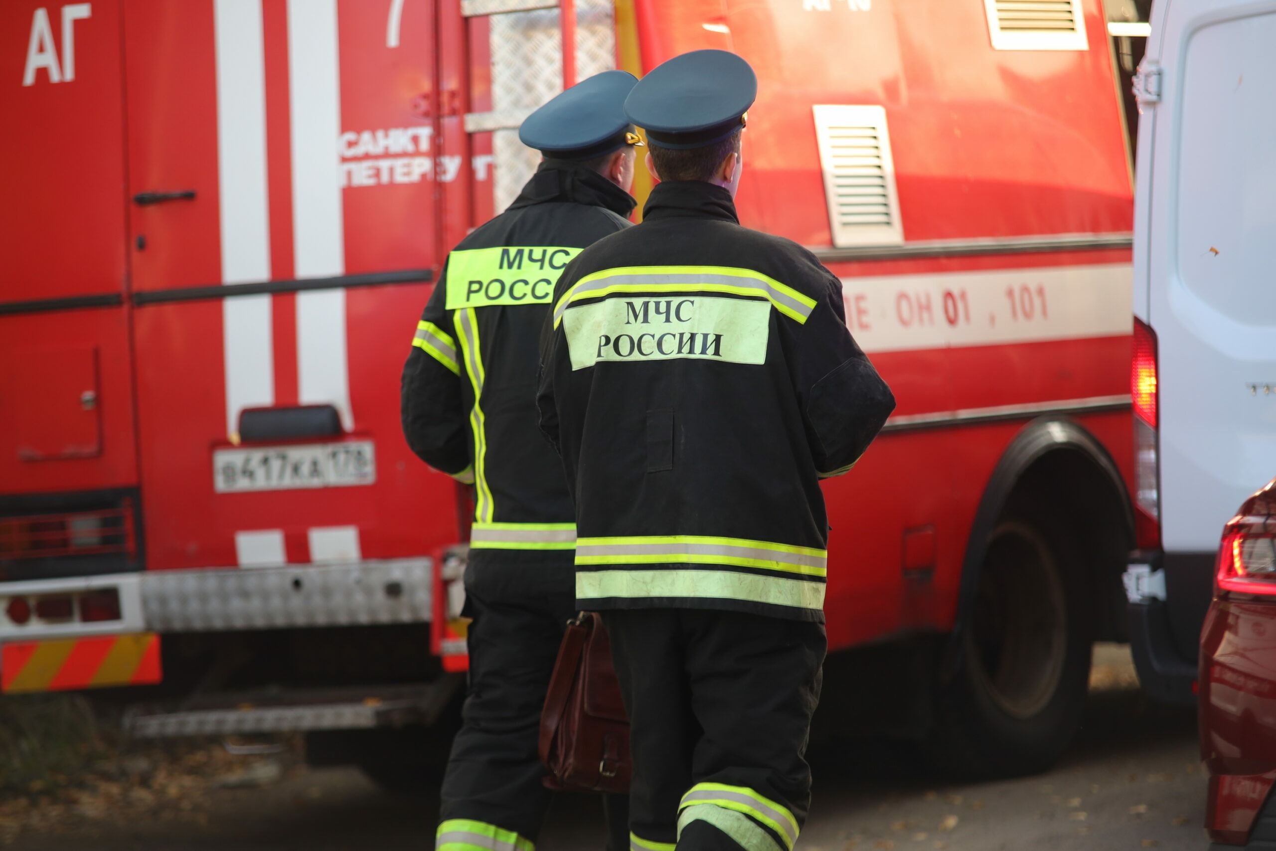 В Белгородской области недалеко от горящего склада боеприпасов слышны взрывы