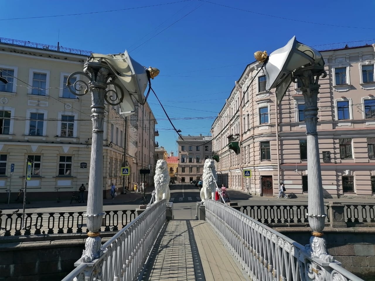 В Петербурге неизвестные повредили исторические фонари