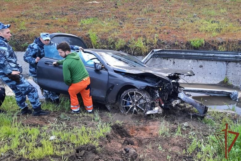 Бойцы ОМОНа помогли пострадавшим в ДТП в Петербурге