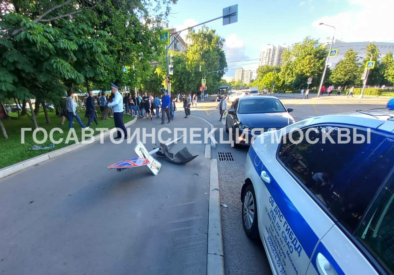 В Москве женщина погибла в результате падения дорожного знака