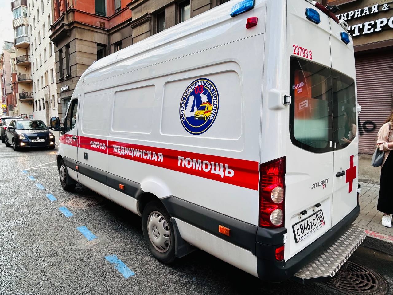 В Симферополе агрессор побил водителя скорой и скрылся на машине