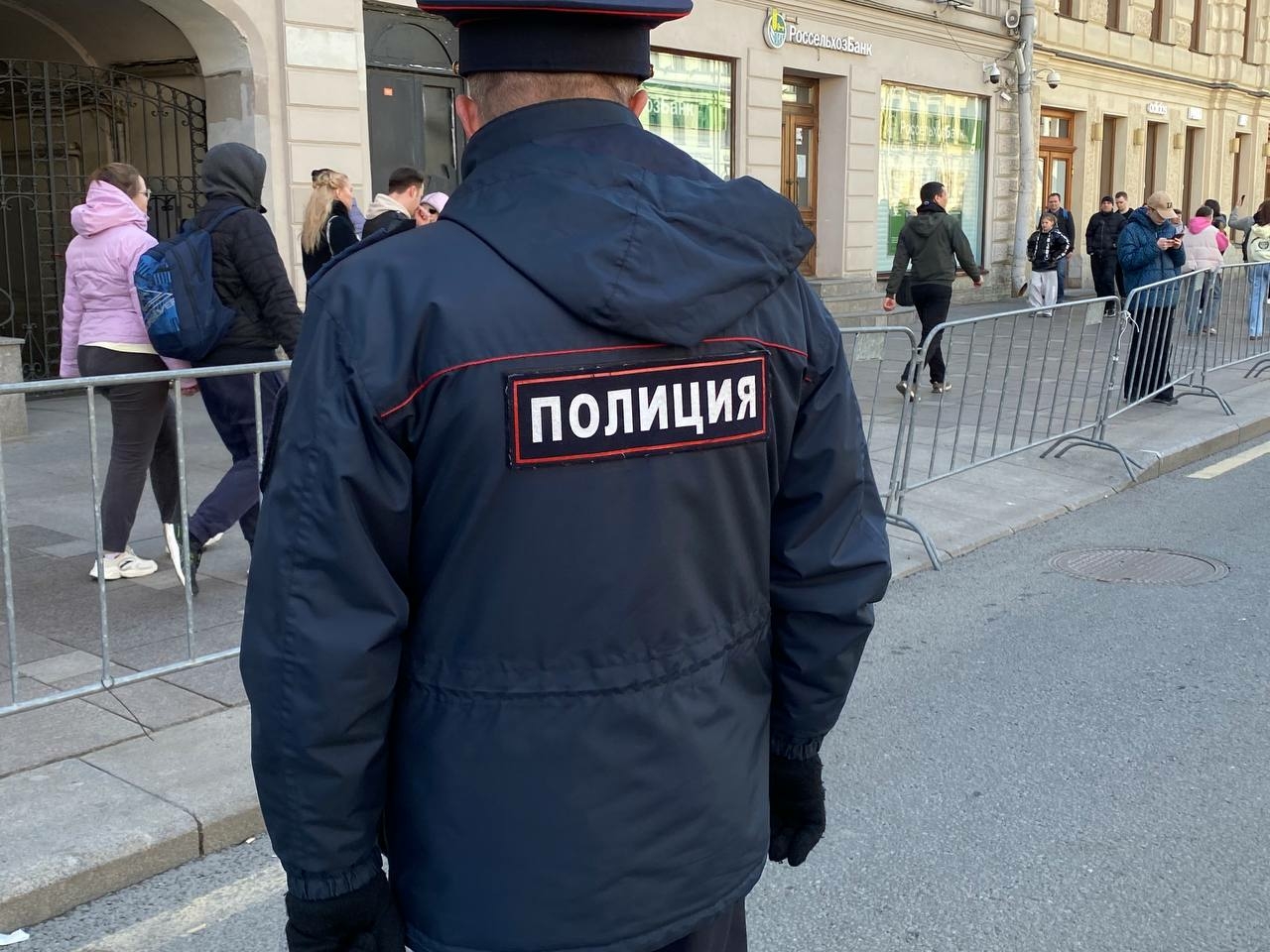 Прохожий уничтожил декоративные тыквы у кафе в Петербурге и одну украл