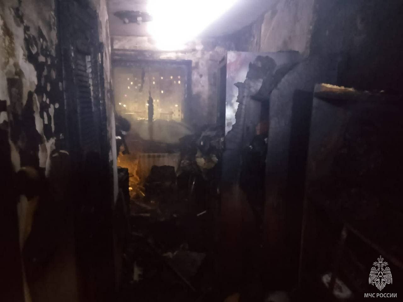 Спасатели ликвидировали пожар в пятиэтажке в Тосно