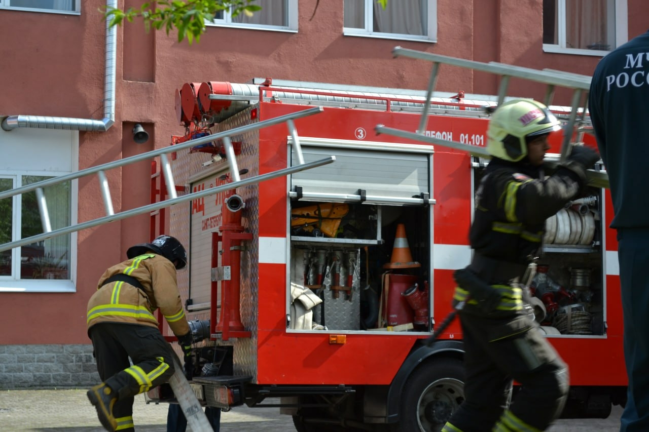 Петербургские спасатели ликвидировали пожар в Колпинском районе