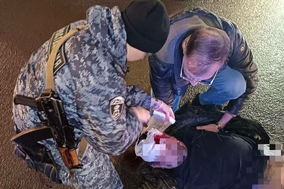 Петербургские росгвардейцы помогли пострадавшему в аварии пешеходу