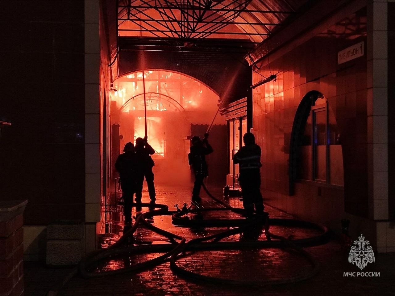 Пожар на Правобережном рынке в Невском районе Петербурга тушили всю ночь