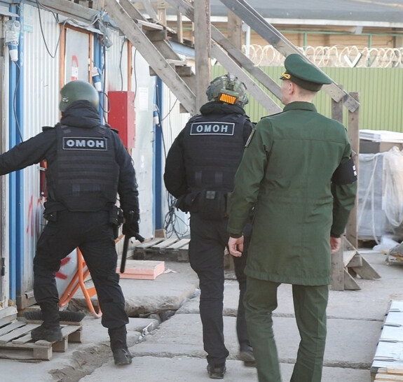 Мигрантам вручили повестки в военкомат после массовой проверки на стройке в Петербурге