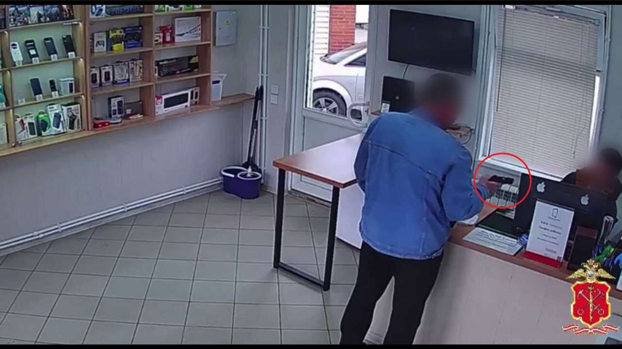 Вооруженный налетчик вынес кассу со «скромной» суммой из магазина в Ленобласти